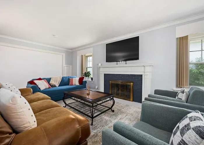 Comfortable Private | Shared Bath & Kitchen Apartment