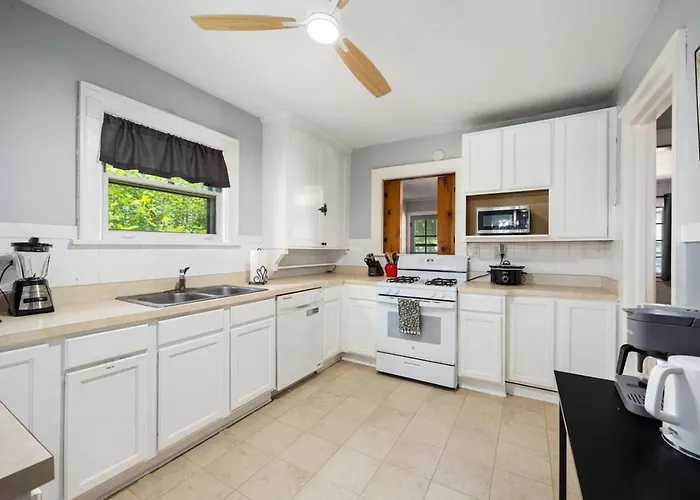 Apartment Comfortable Private | Shared Bath & Kitchen *