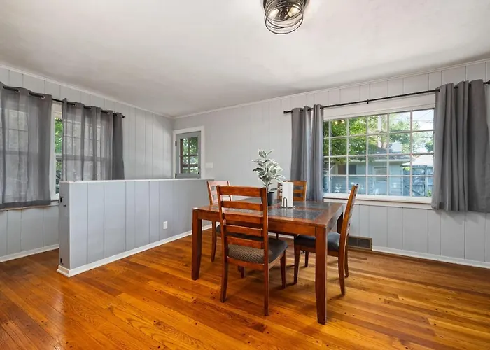 Comfortable Private | Shared Bath & Kitchen Apartment *
