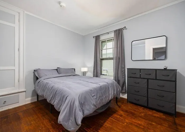 Apartment Comfortable Private | Shared Bath & Kitchen *