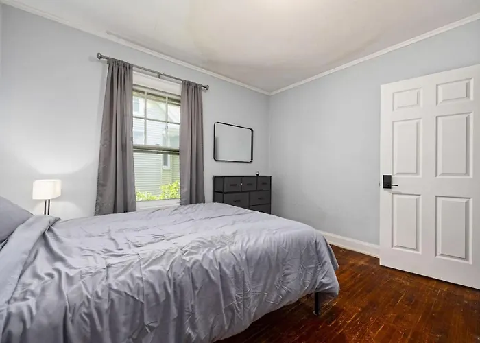 Apartment Comfortable Private | Shared Bath & Kitchen *