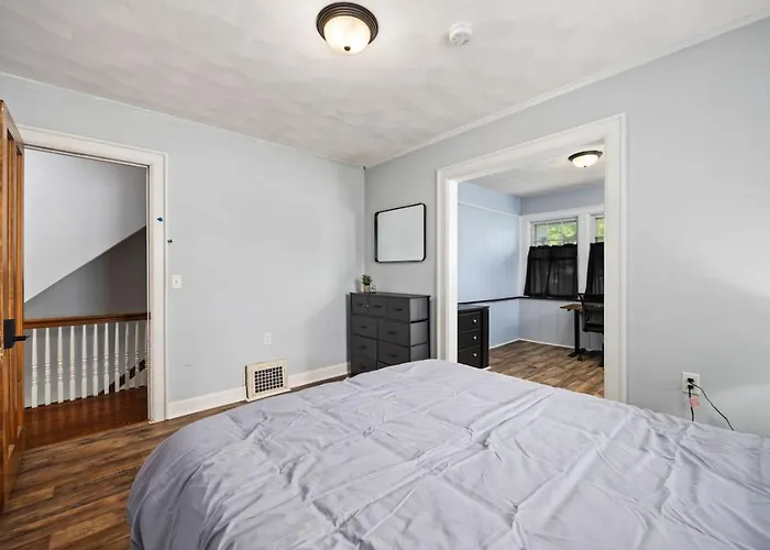 Comfortable Private | Shared Bath & Kitchen Apartment *