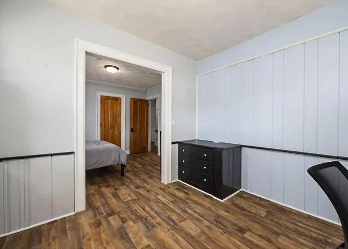 Apartment Comfortable Private | Shared Bath & Kitchen *